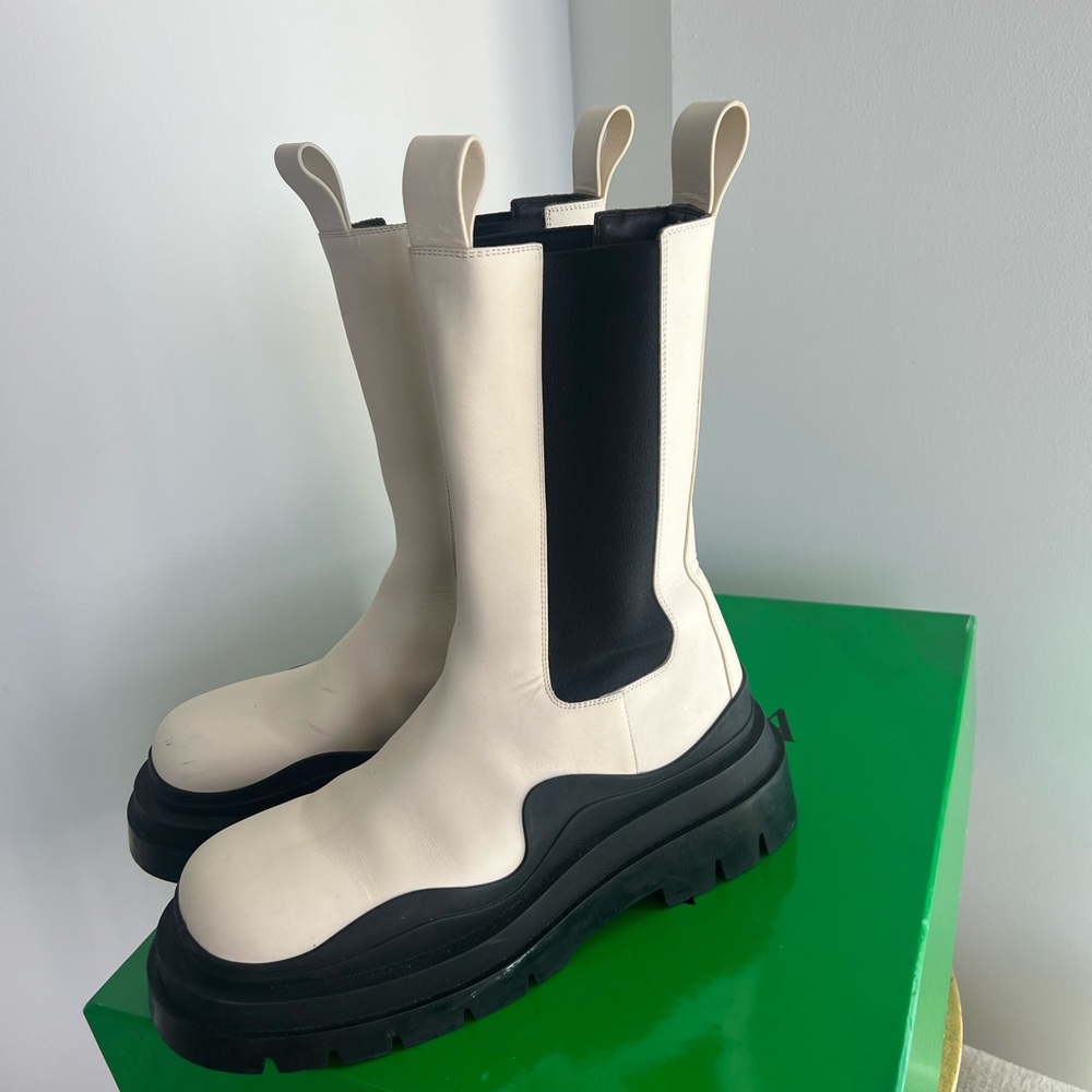 Bottega Venta Tire Black and Cream Women's Boots